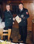 Kommandant Manfred Stieglbauer (links) berreicht Anton Messmer die Ernennungsurkunde zum Ehrenkommandanten der Feuerwehr Klarn