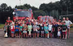 Hatten viel Spaß: die Kinder und Jugendlichen mit Feuerwehrleuten aus Kößlarn und Thanham