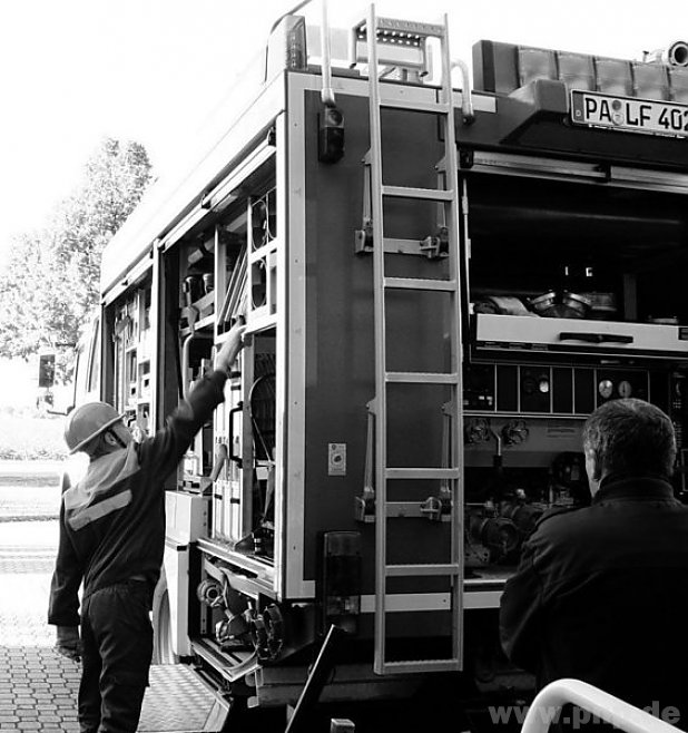 Ausrüstung des Feuerwehrfahrzeugs: ein wichtiges Thema im Rahmen des Wissenstests 2012.  − Foto: Nils Meyer